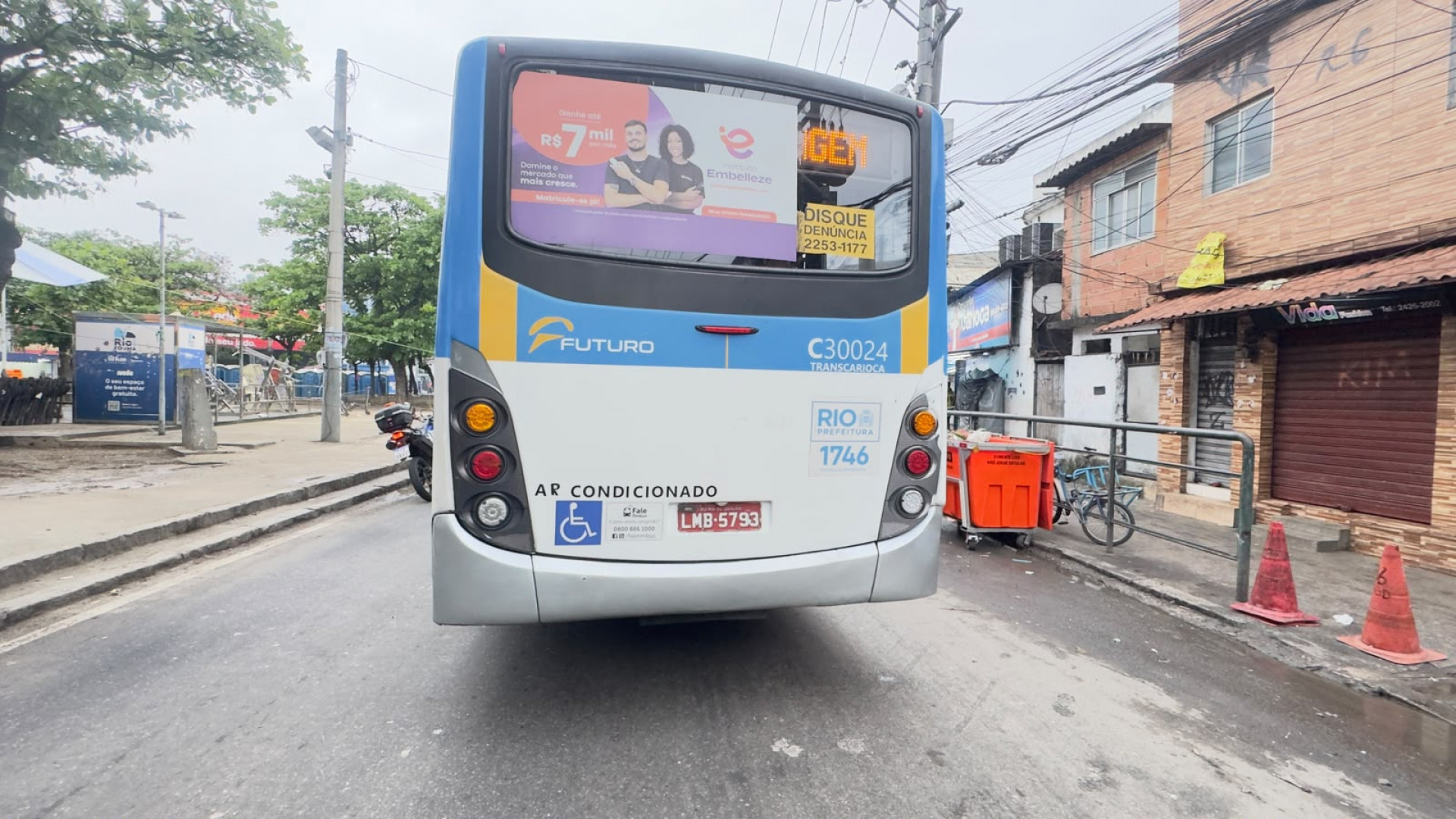 Ônibus foi usados como barricadas na Cidade de Deus - Reprodução