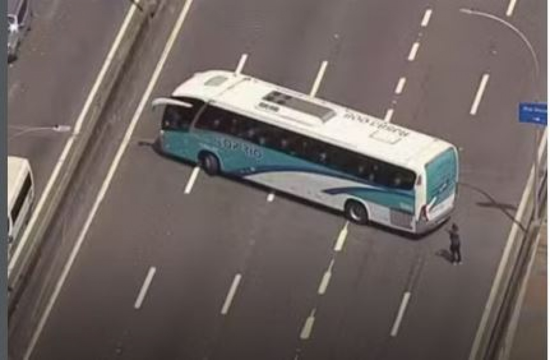 Ônibus foi atravessado na Linha Vermelha - Reprodução/RJTV