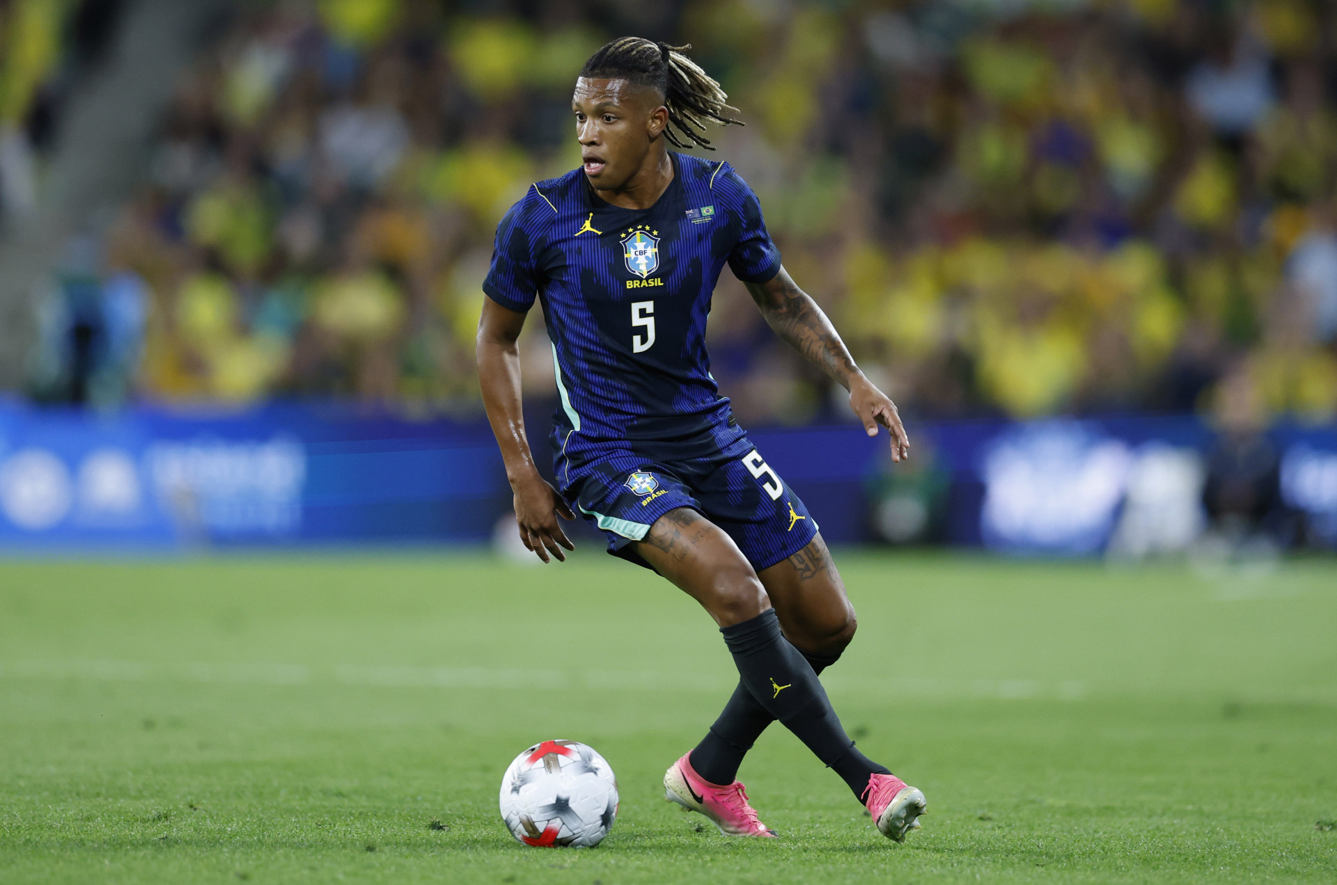 Danilo em a&ccedil;&atilde;o pelo Brasil no amistoso com a Austr&aacute;lia - Rafael Ribeiro / CBF