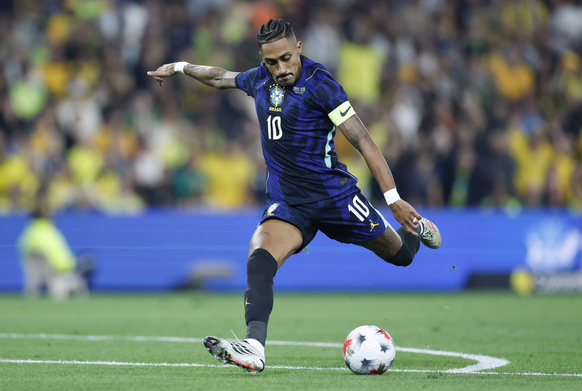 Momento em que Raphinha cobra o pênalti para fazer o segundo gol do Brasil sobre a Austrália - Rafael Ribeiro / CBF