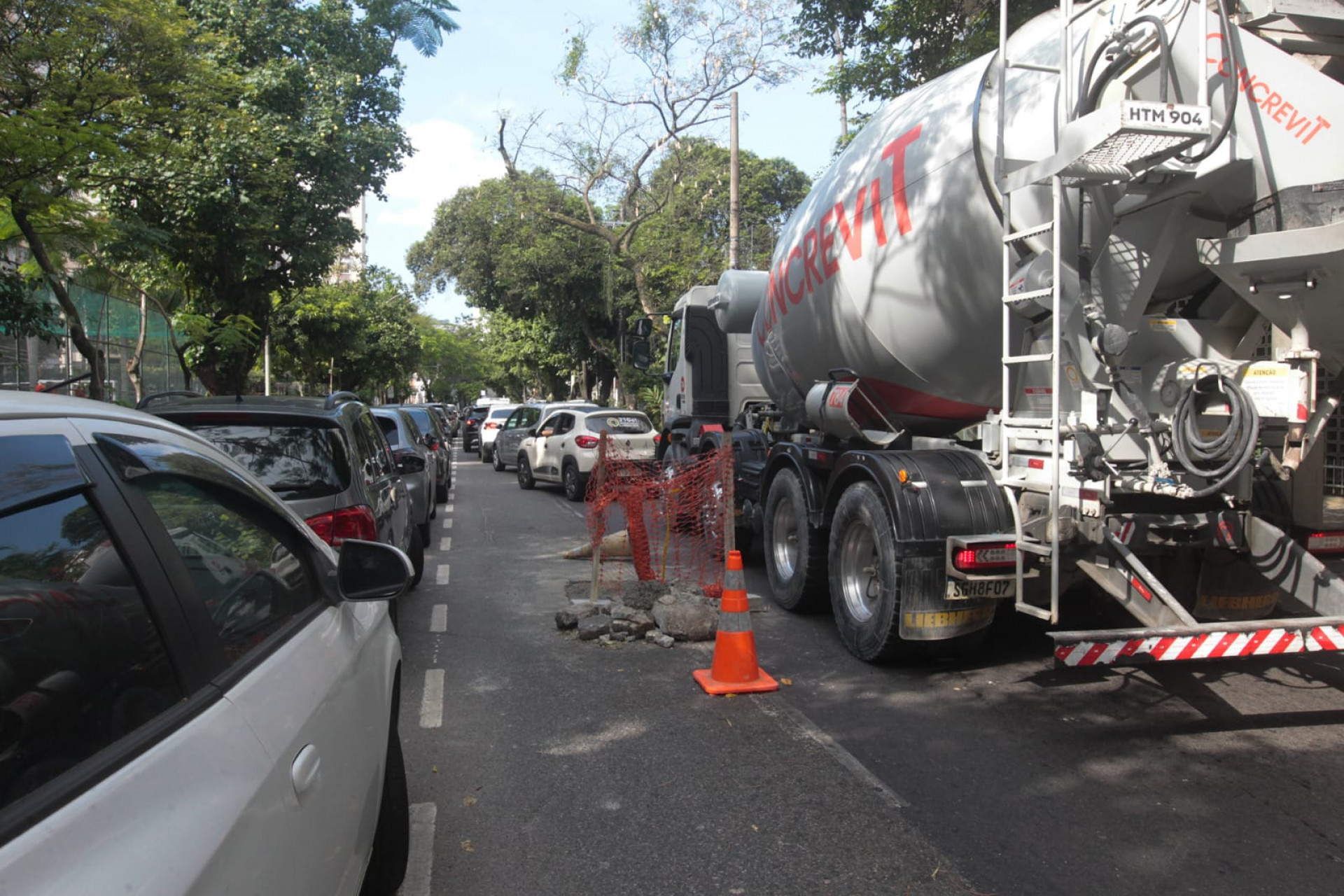 Segundo a Seconserva, equipes estão realizando a troca da tampa de um bueiro no local - Reginaldo Pimenta / Agência O DIA