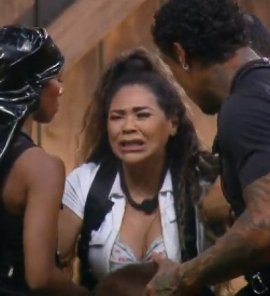 'A Fazenda 18': Darlin é amparada após briga com Giovanna