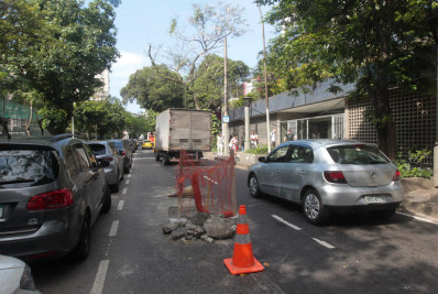 Buraco em importante via causa transtornos no trânsito de Botafogo