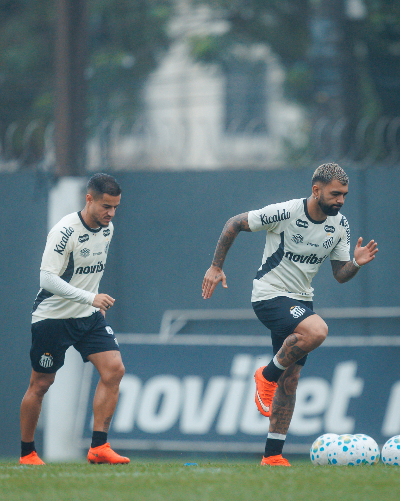 Gabigol e Coutinho em treino do Santos