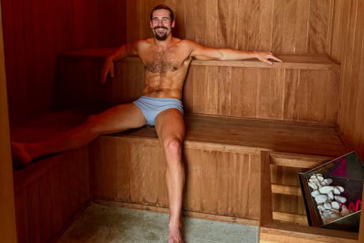 Nicolas Prattes chama atenção ao surgir de sunga em sauna