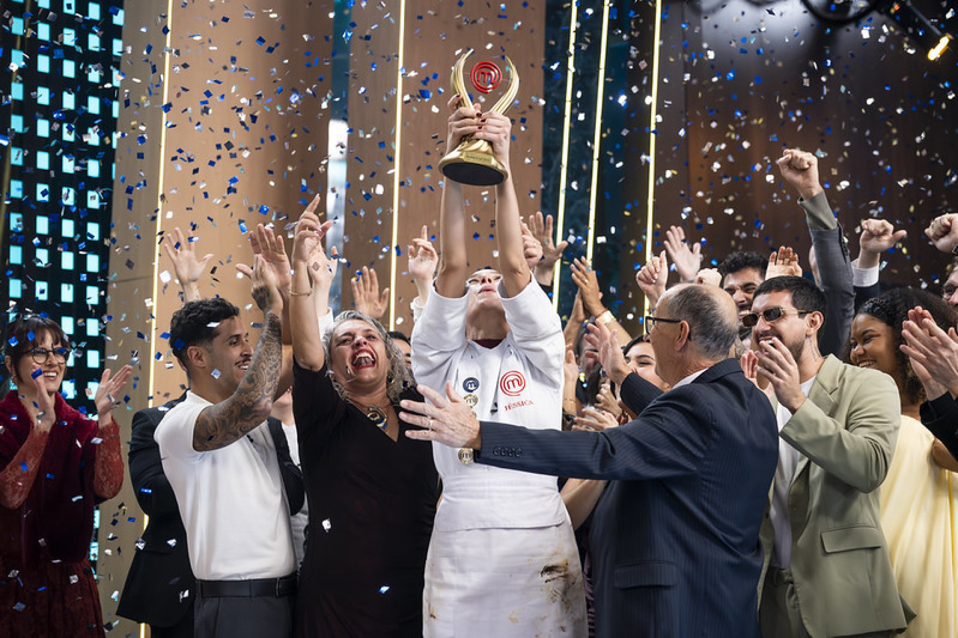 Jéssica Cechella levantou o troféu após vitória na competição  - Renato Pizzutto/Band