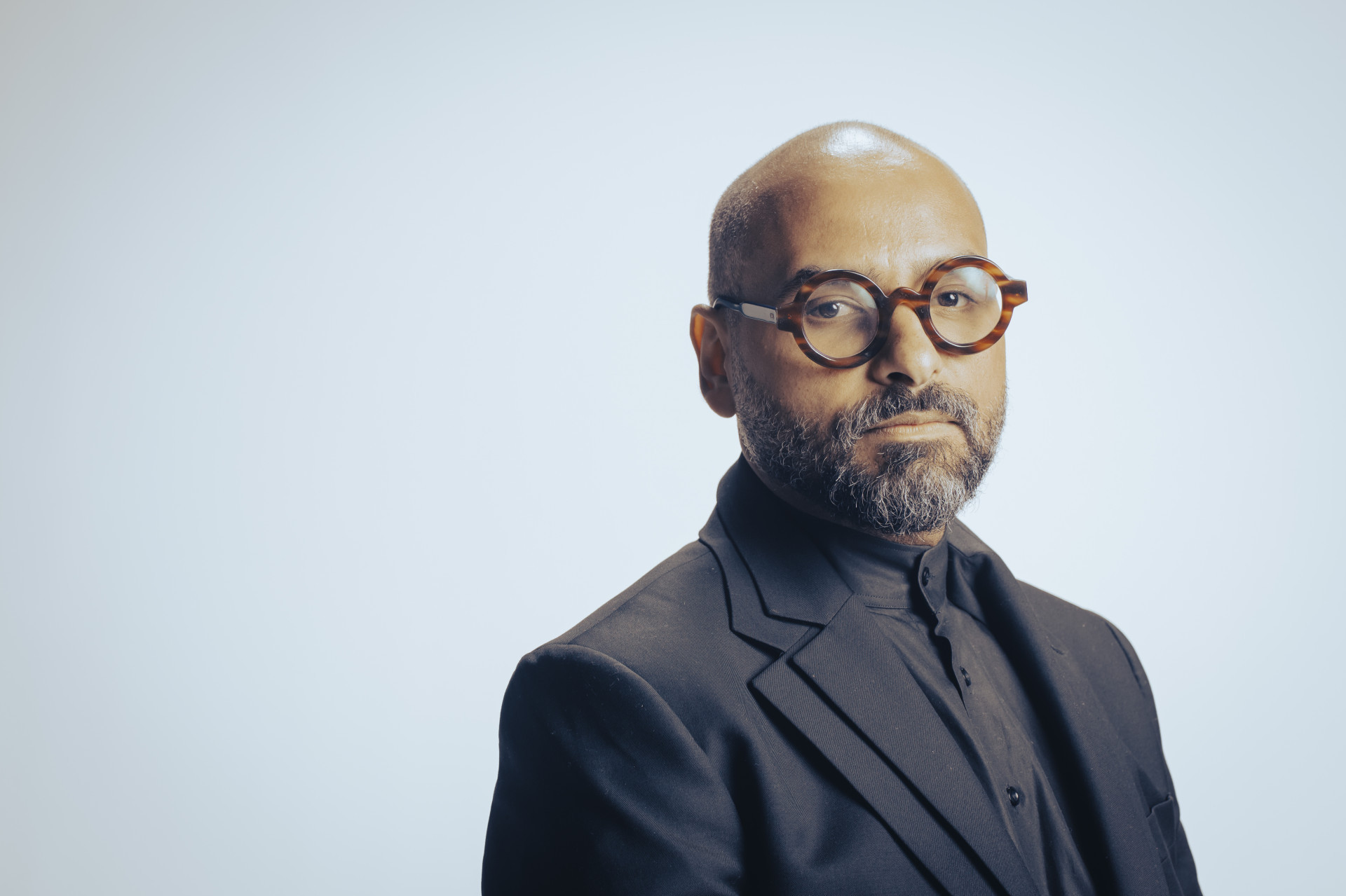 Michel Alcoforado apresenta 'Coisa de Rico: Outras Hist&oacute;rias', aula-espet&aacute;culo que leva a antropologia para o palco - Divulga&ccedil;&atilde;o/Jorge Lepesteur