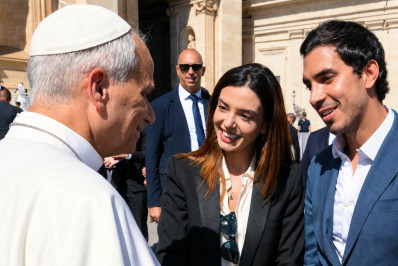 Giovanna Lancellotti e Gabriel David presenteiam Papa Leão com vinho