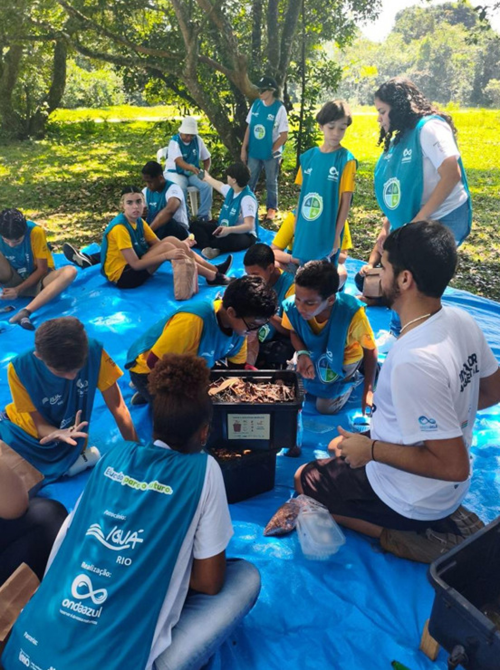 Alunos durante a atividade de compostagem - Divulga&ccedil;&atilde;o