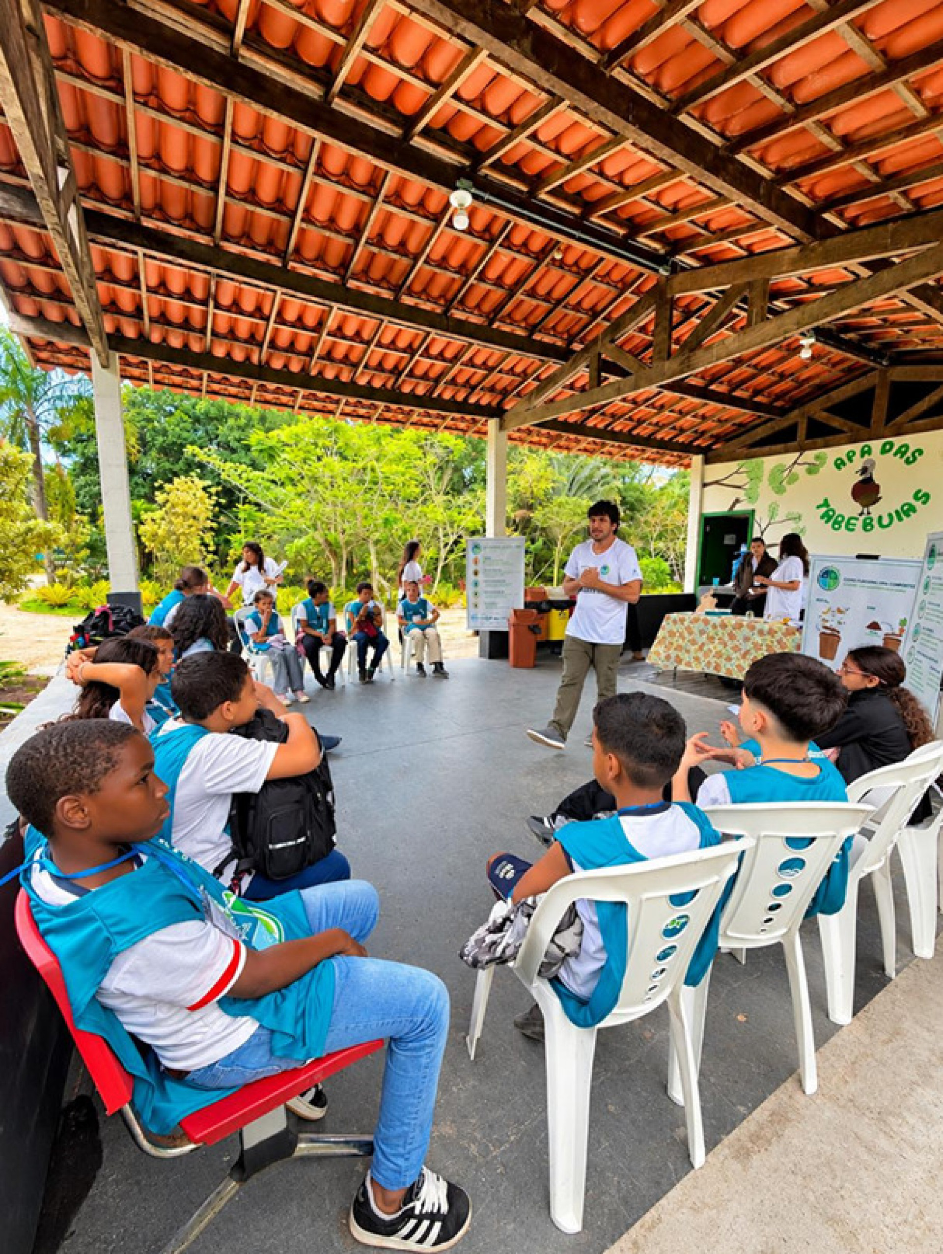 Alunos durante a atividade de qualidade da &aacute;gua - Divulga&ccedil;&atilde;o