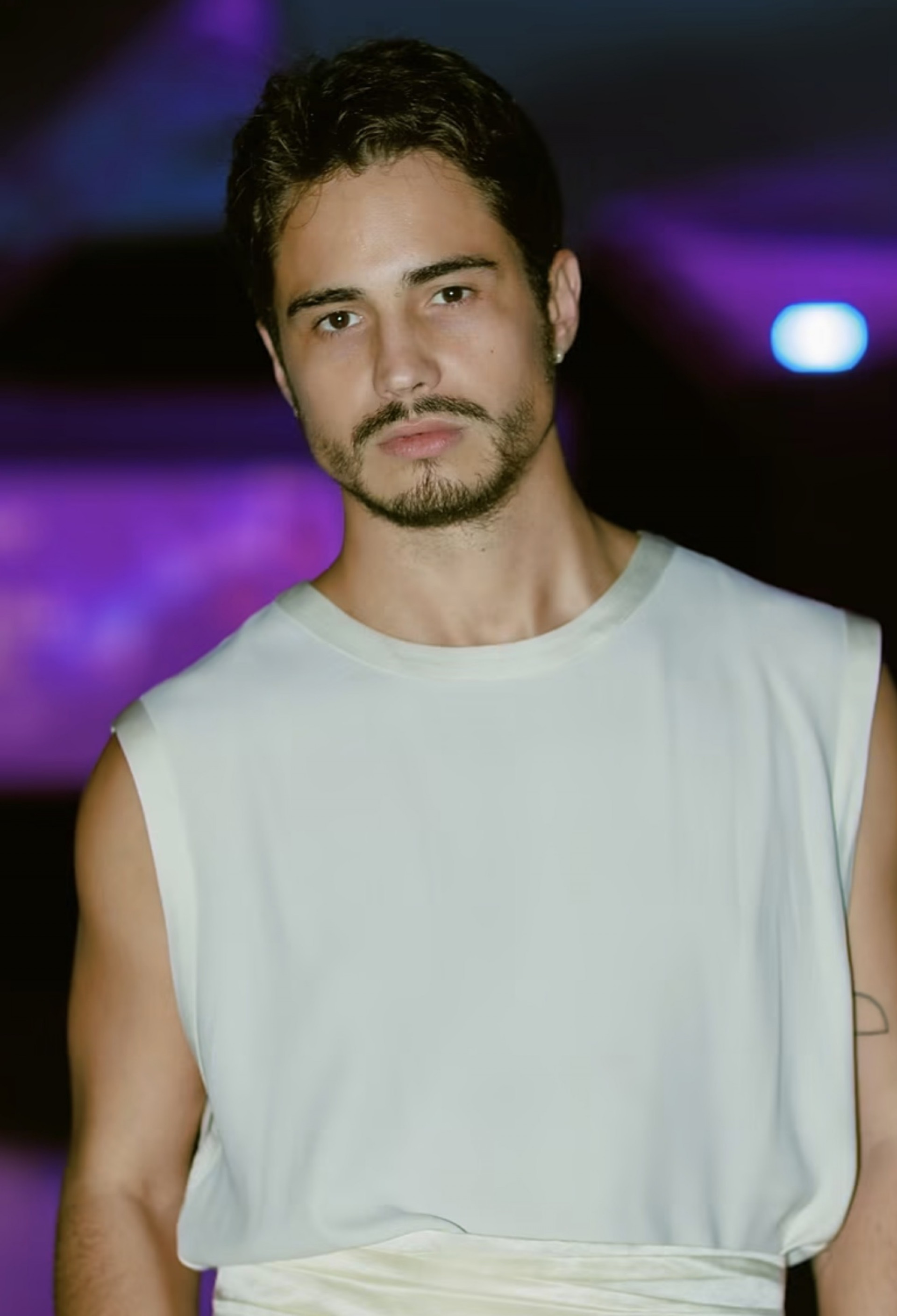 Danilo Mesquita chamou atenção nas redes e fez seguidores dizerem que Anitta está muito bem servida
 