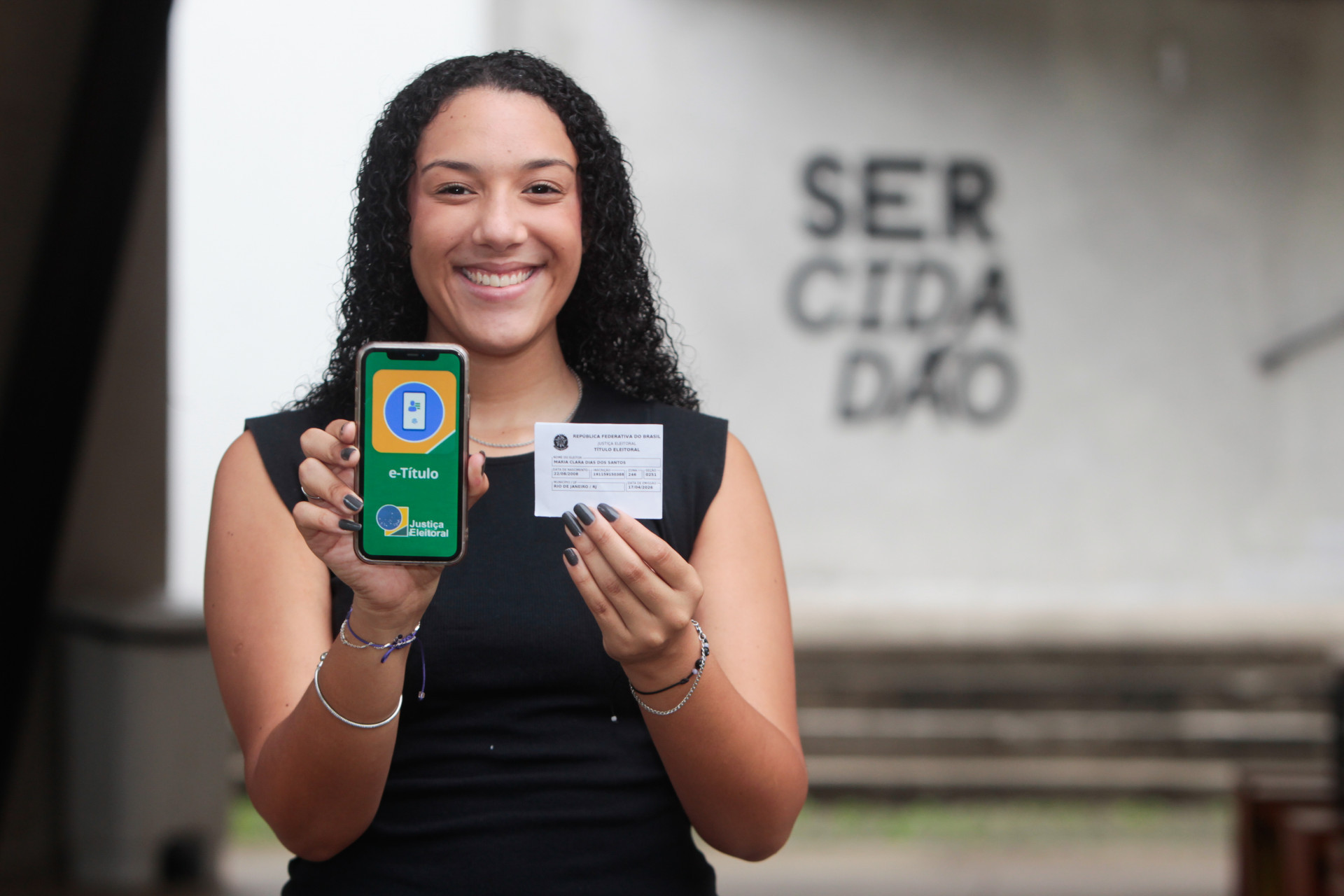 Maria Clara Dias dos Santos, 18 anos, est&aacute; ansiosa para votar pela primeira vez: 'Estou na idade de exercer o meu papel como cidad&atilde;', diz