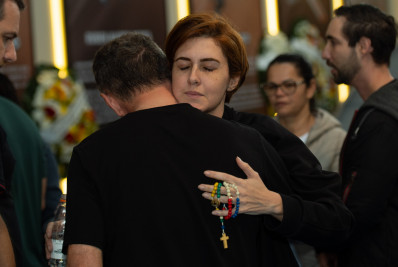 Familiares e amigos se despedem do influenciador Lito Sousa