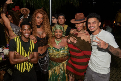 MC Carol de Niterói celebra 32 anos com festa à fantasia e amigos famosos