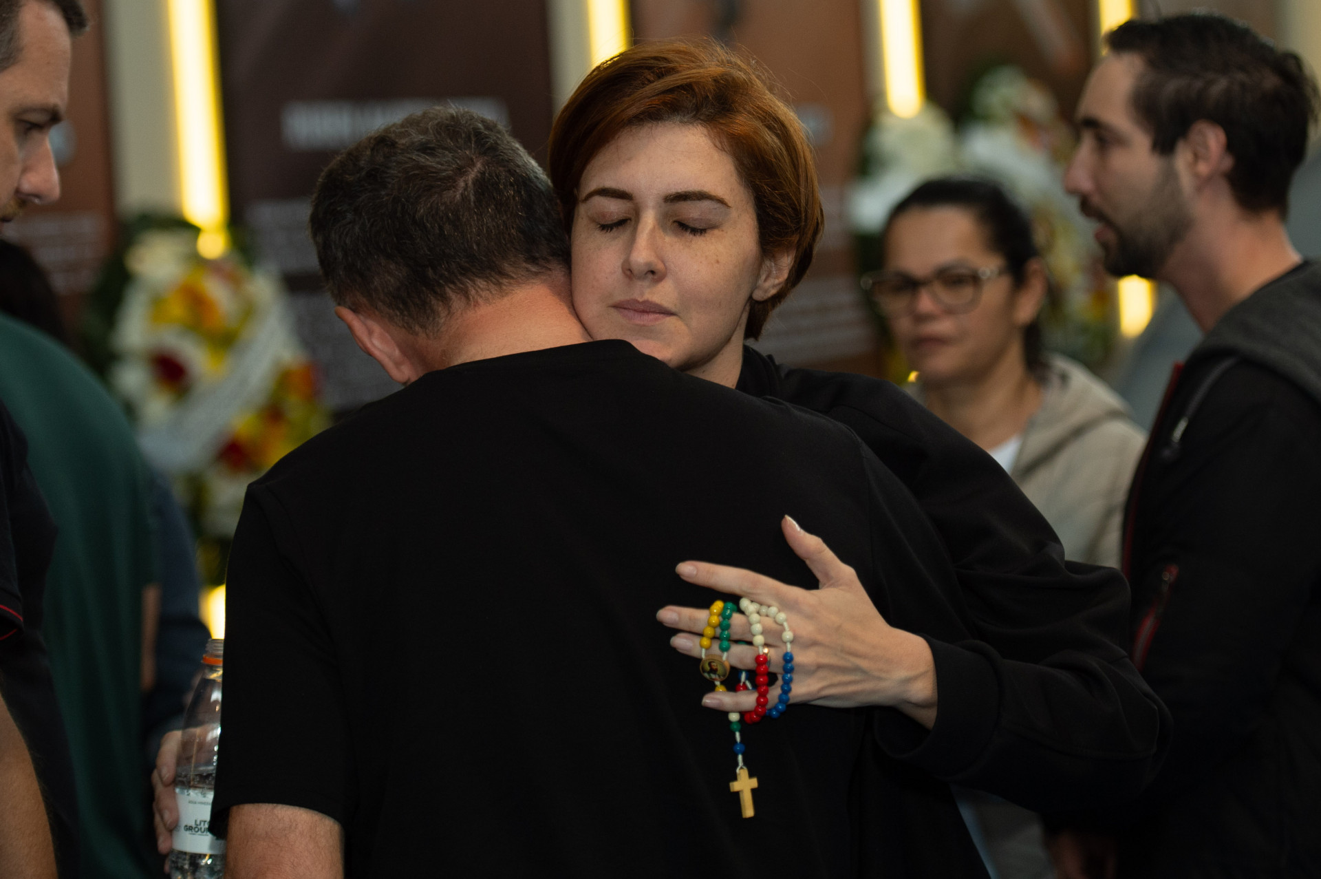 Mila Seidl, viúva de Lito Sousa, recebeu apoio no velório do marido - Eduardo Martins / Brazil News