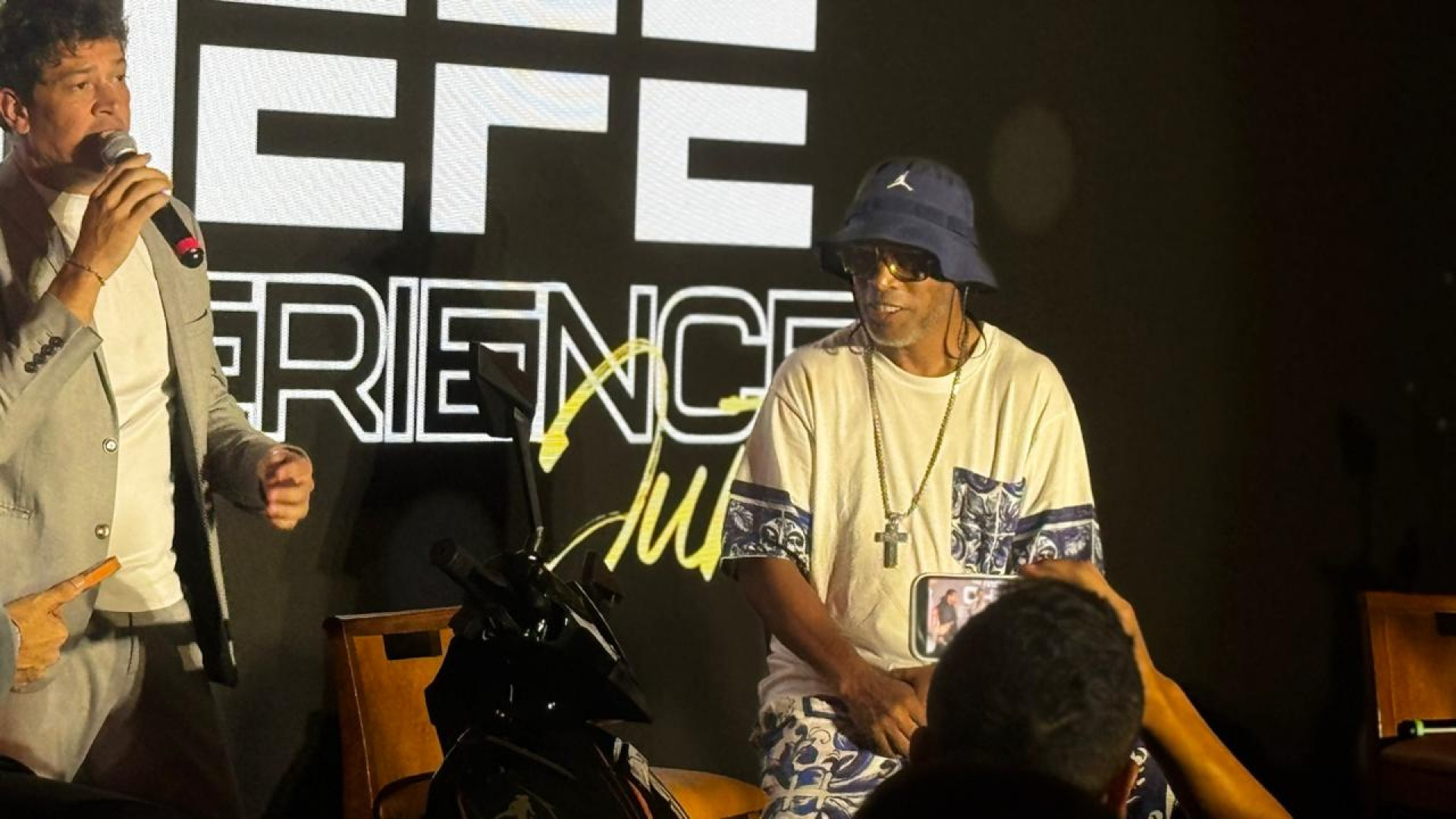 Ronaldinho marcou presença em  lançamento de uma linha de motos elétricas que leva seu nome - Gabriel Salotti / Agência O Dia