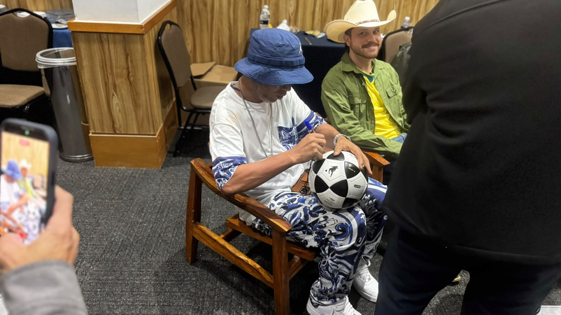Ronaldinho Gaúcho autografou bolas de futebol e camisas de fãs - Gabriel Salotti / Agência O Dia