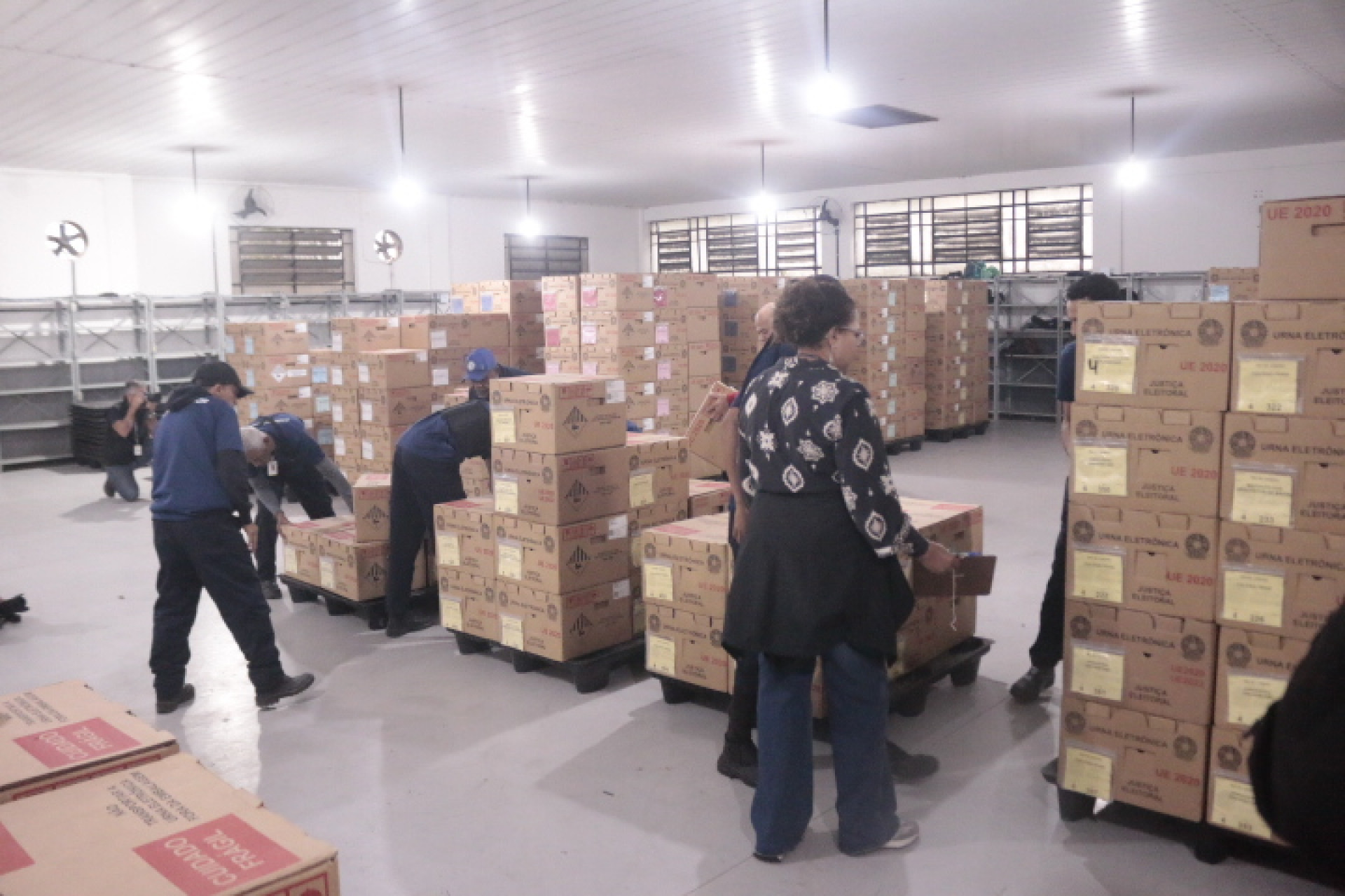 Urnas começam a ser distribuídas para os locais de votação - Carlos Elias Junior/ Agência O Dia