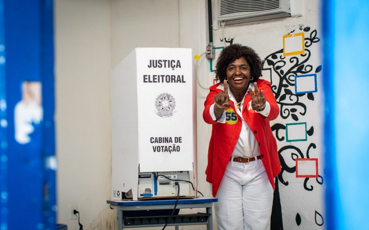 Benedita da Silva, chegou &agrave;s 8h30 ao seu local de vota&ccedil;&atilde;o, no Leme