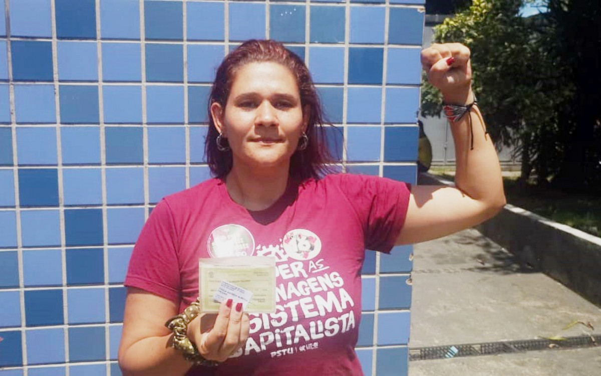 Paula Falc&atilde;o (PSTU) chegou para votar &agrave;s 10h, na Praia de Cocot&aacute;, na Zona Norte