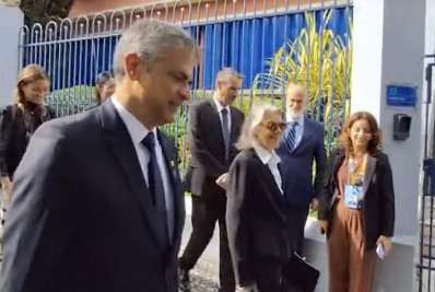 Cármen Lúcia vota em Belo Horizonte e é aplaudida por eleitores  