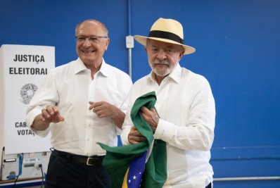 Lula vota em São Paulo e diz que país não irá para frente com 'miliciano'