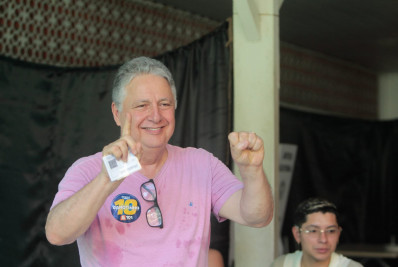 Na espera de recurso sobre candidatura, Garotinho vota no Catete
