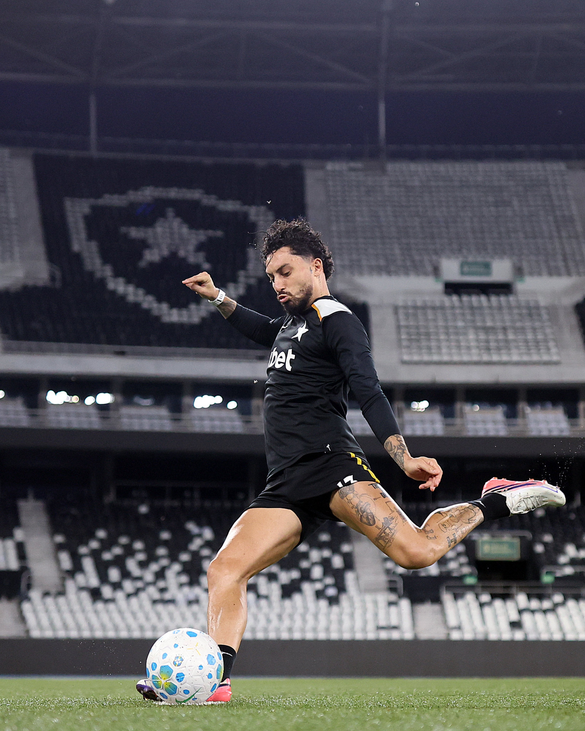 Alex Telles assinou até 2028
