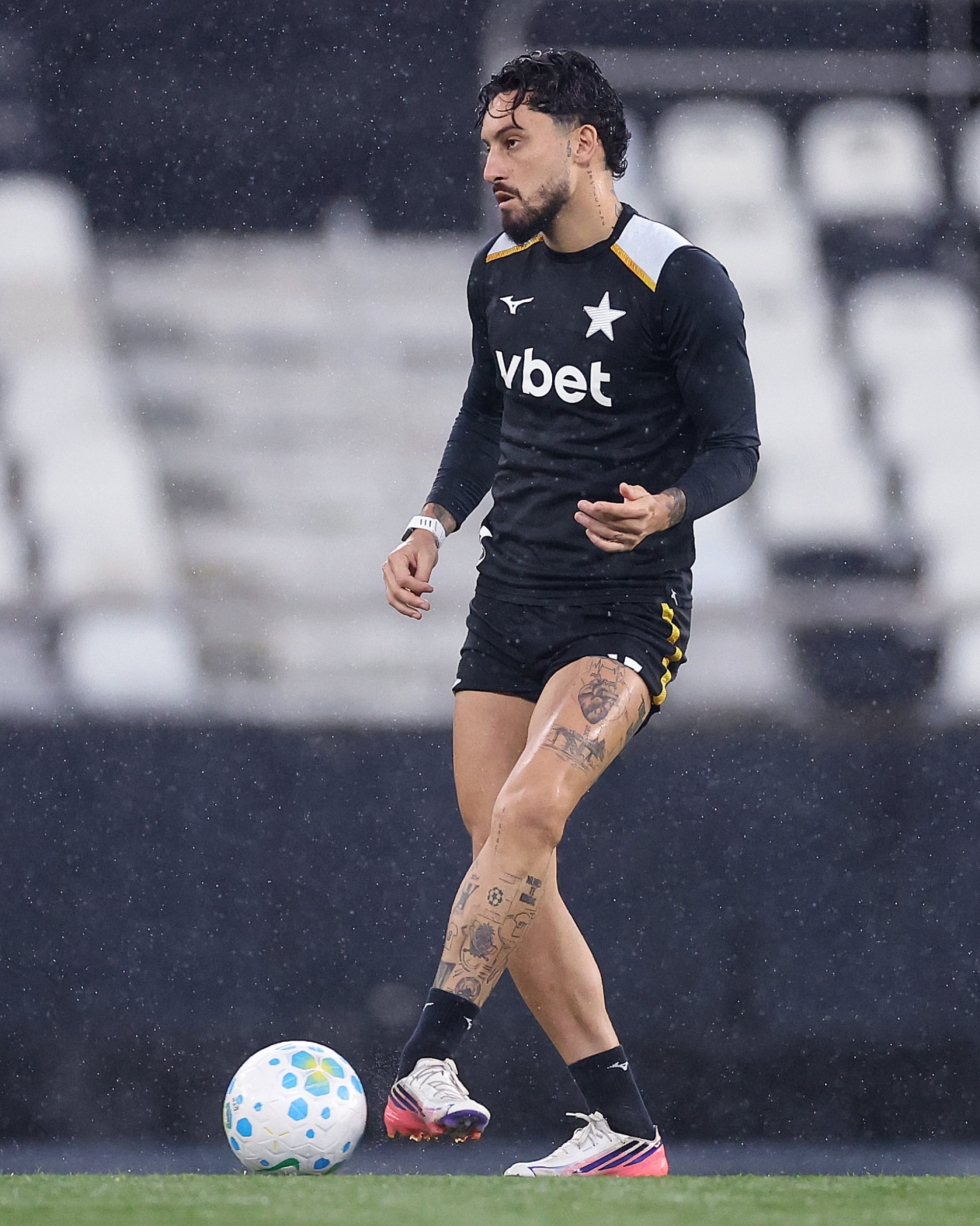 Alex Telles durante treino do Botafogo