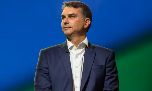 Flávio Bolsonaro anuncia ausência em debate da Band no próximo domingo