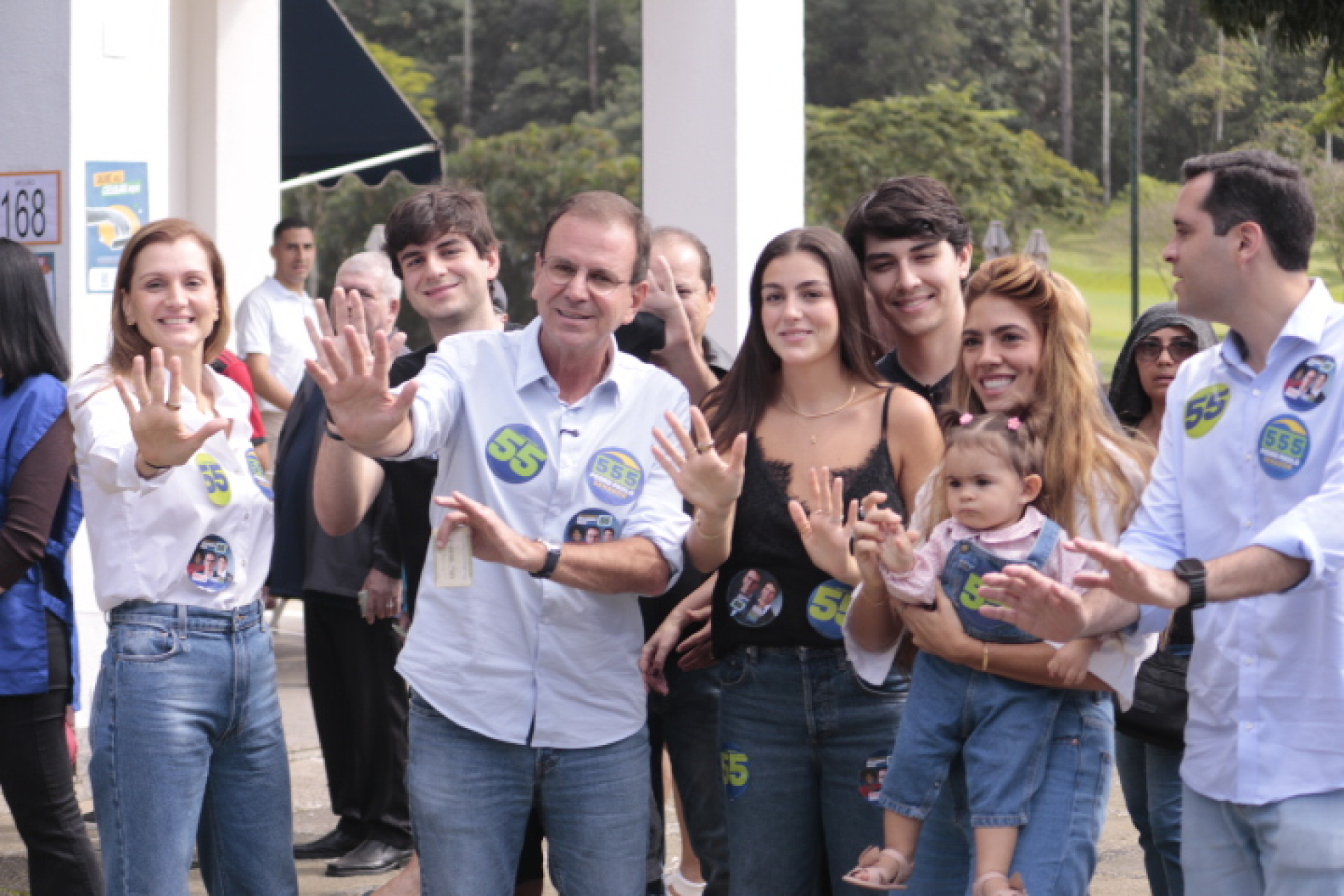 Eduardo Paes votou na manh&atilde; deste domingo (4), na G&aacute;vea, ao lado da fam&iacute;lia e do prefeito, Eduardo Cavalieri - Carlos Elias Junior/ Ag&ecirc;ncia O Dia