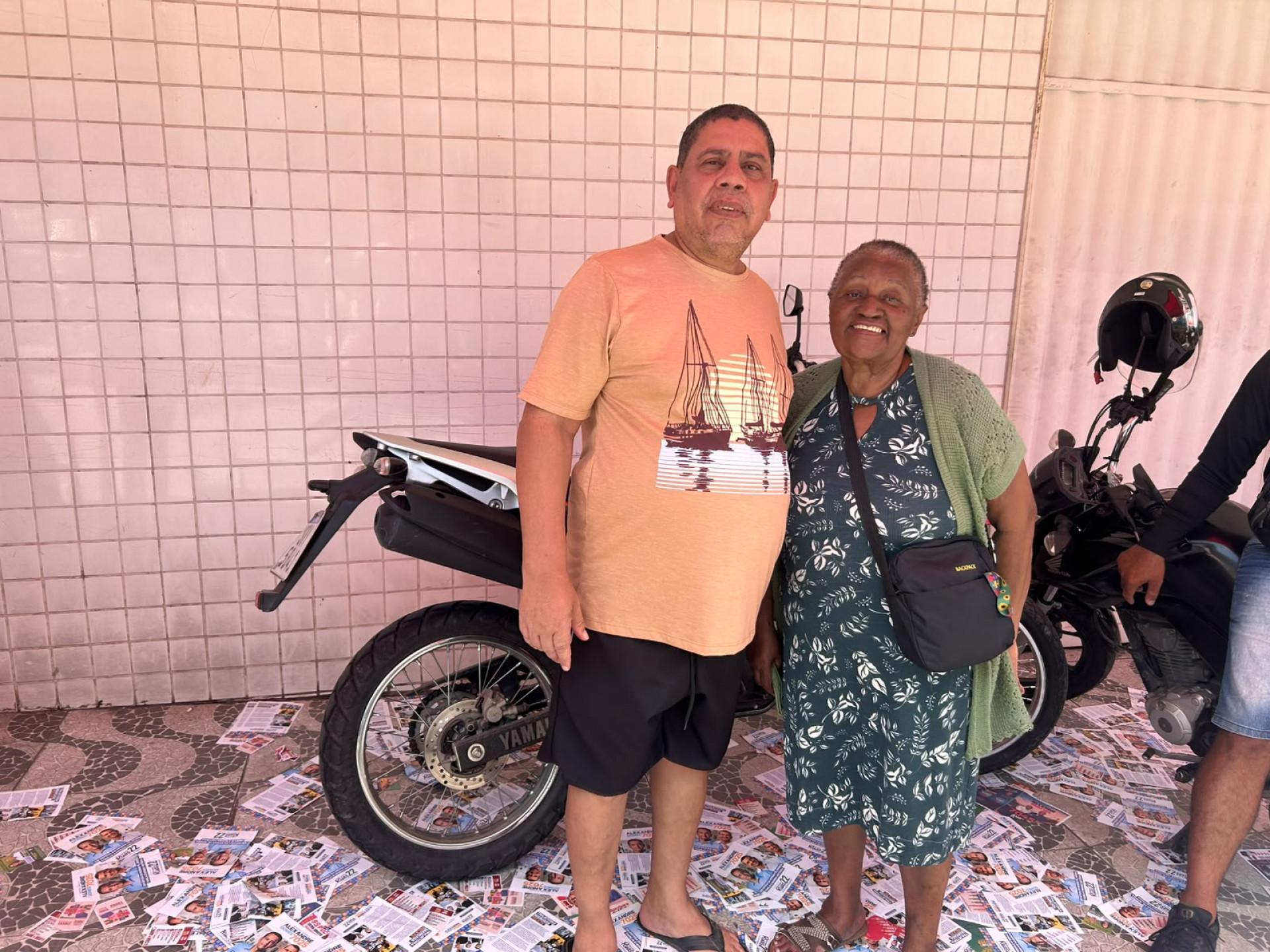 Prestador de serviços gerais, Luiz Cláudio, de 62 anos, e a aposentada Lídia Sueli, de 72, no Instituto Cultural Amendoeira, São Gonçalo - Ana Fernanda Freire / Agência O DIA