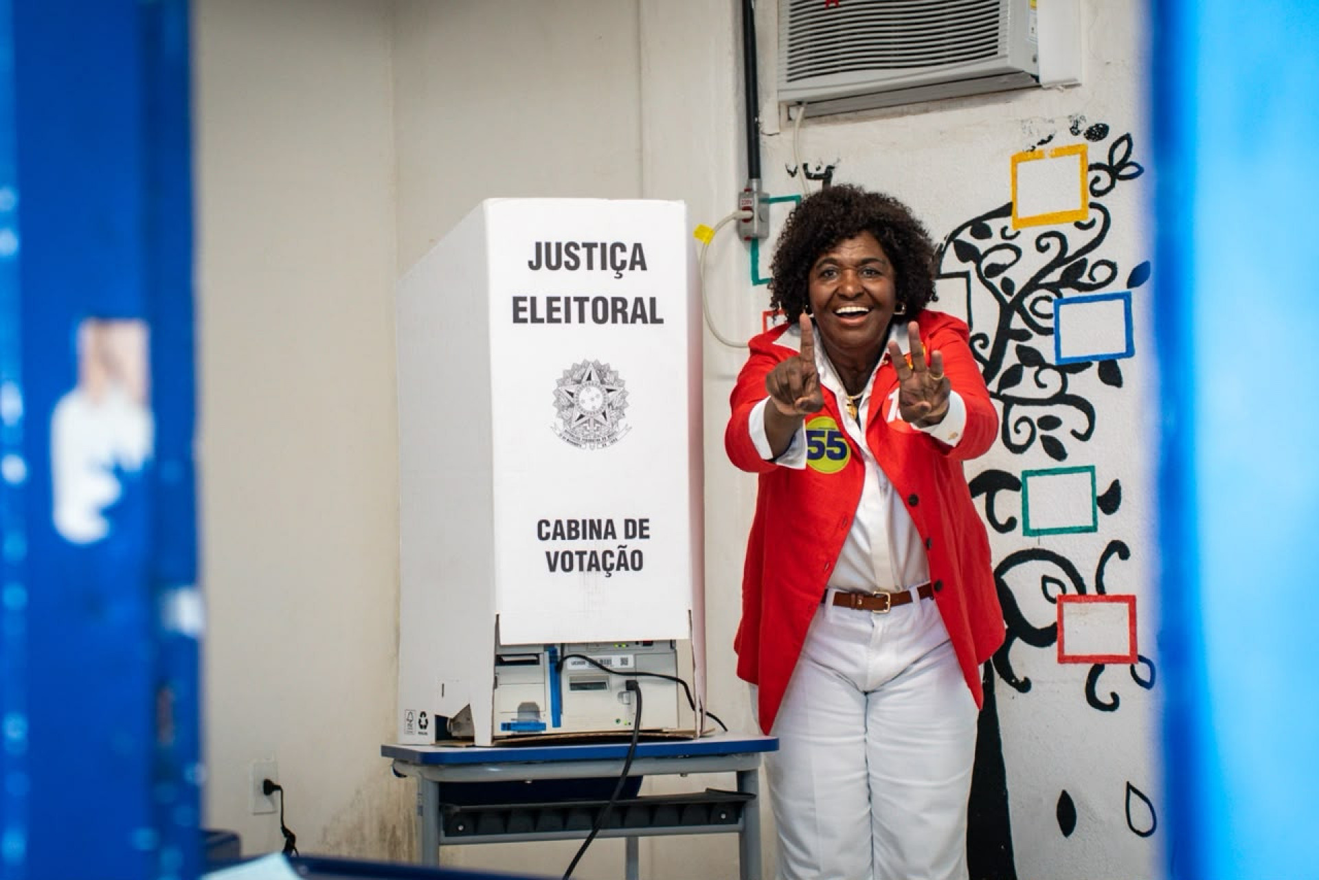 Benedita da Silva, chegou &agrave;s 8h30 ao seu local de vota&ccedil;&atilde;o, no Leme - Divulga&ccedil;&atilde;o