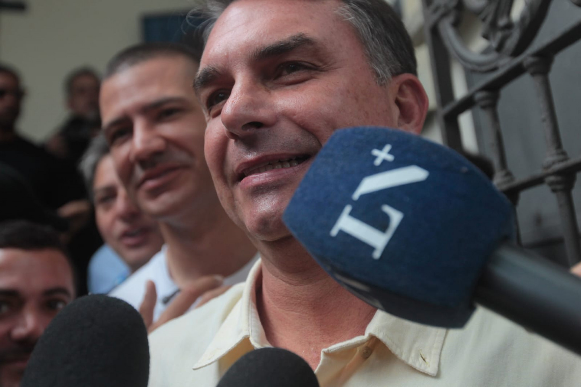 Flávio Bolsonaro votou na Escola Municipal Barão Homem de Mello, em Vila Isabel - Reginaldo Pimenta / Agência O Dia