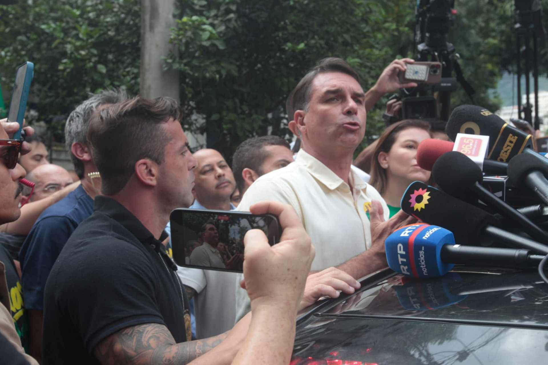 Flávio Bolsonaro votou na Escola Municipal Barão Homem de Mello, em Vila Isabel - Reginaldo Pimenta / Agência O Dia