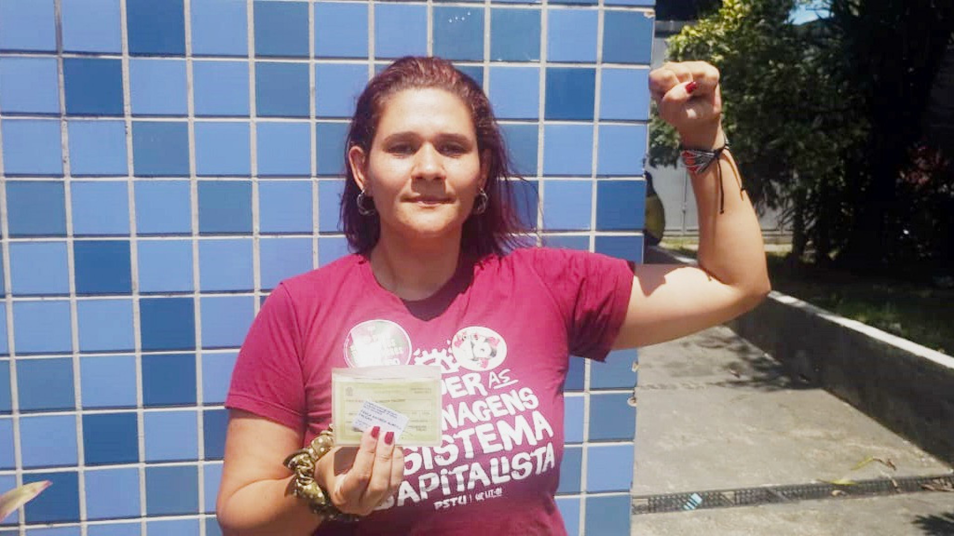 Paula Falc&atilde;o (PSTU) chegou para votar &agrave;s 10h, na Praia de Cocot&aacute;, na Zona Norte - Divulga&ccedil;&atilde;o