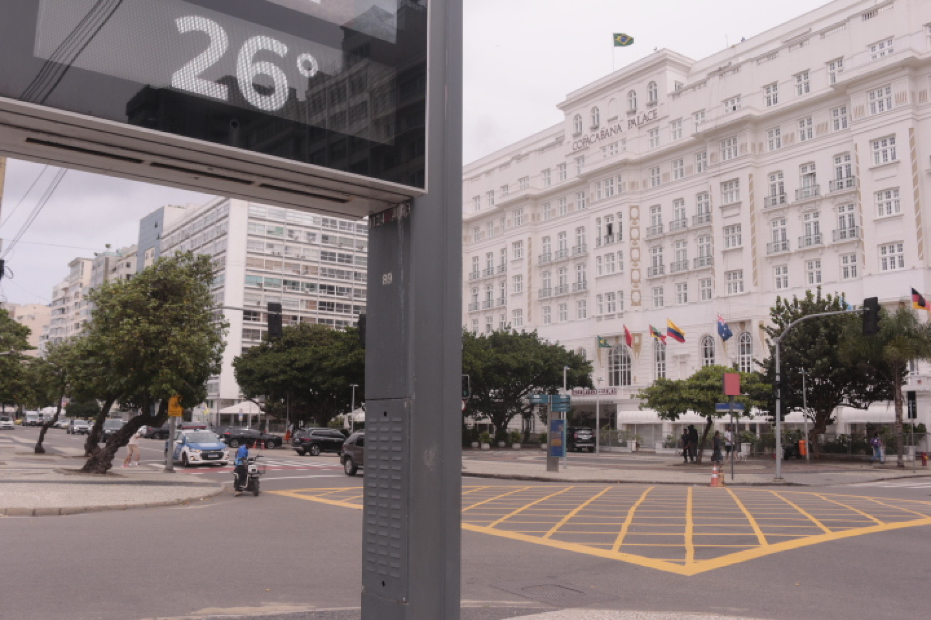 Praia de Copacabana, próximo ao Posto 2, na manhã desta segunda-feira (5) - Carlos Elias Junior / Agência O Dia