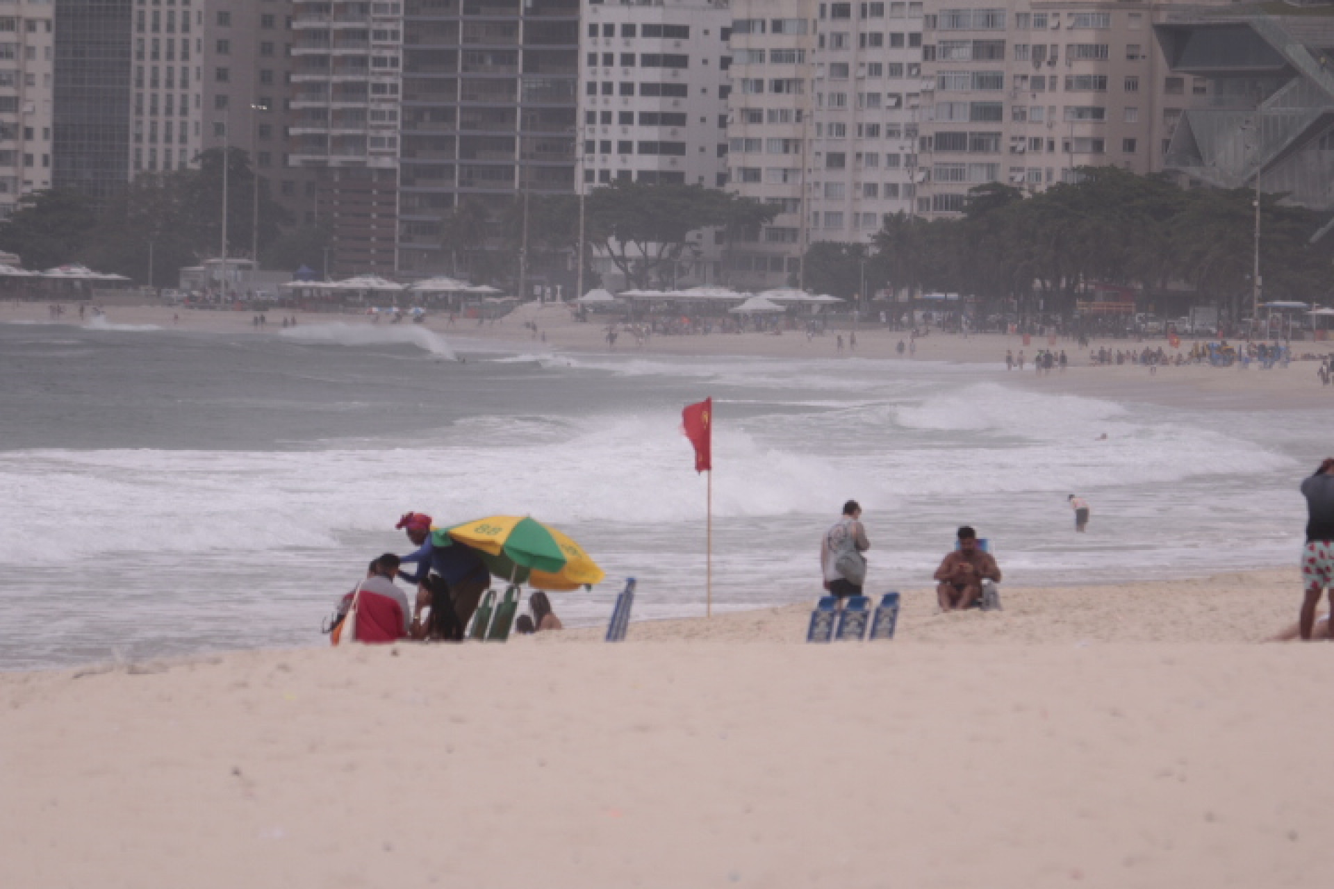 Praia de Copacabana, próximo ao Posto 2, na manhã desta segunda-feira (5) - Carlos Elias Junior / Agência O Dia