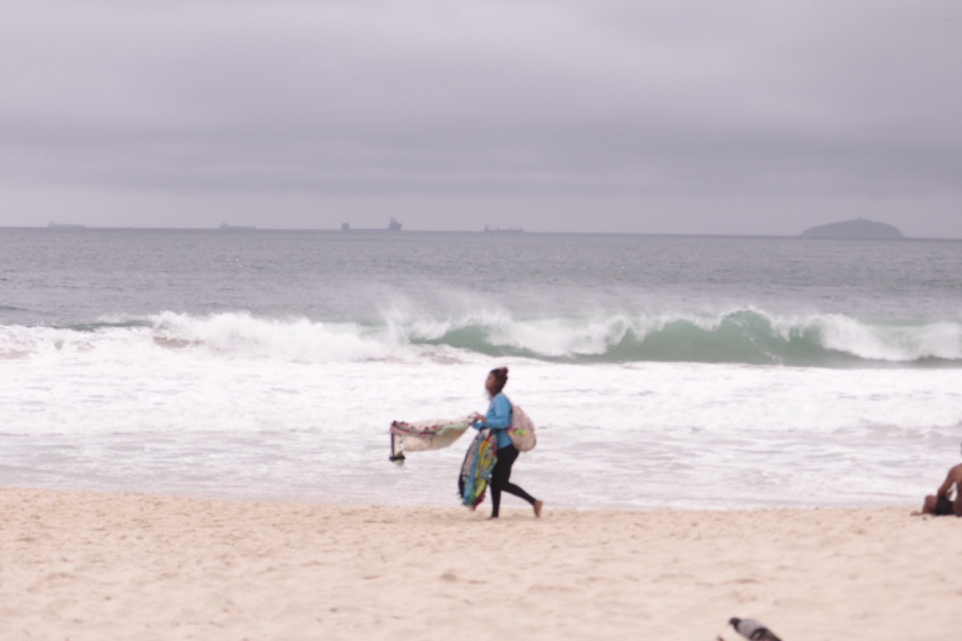 Praia de Copacabana, próximo ao Posto 2, na manhã desta segunda-feira (5) - Carlos Elias Junior / Agência O Dia