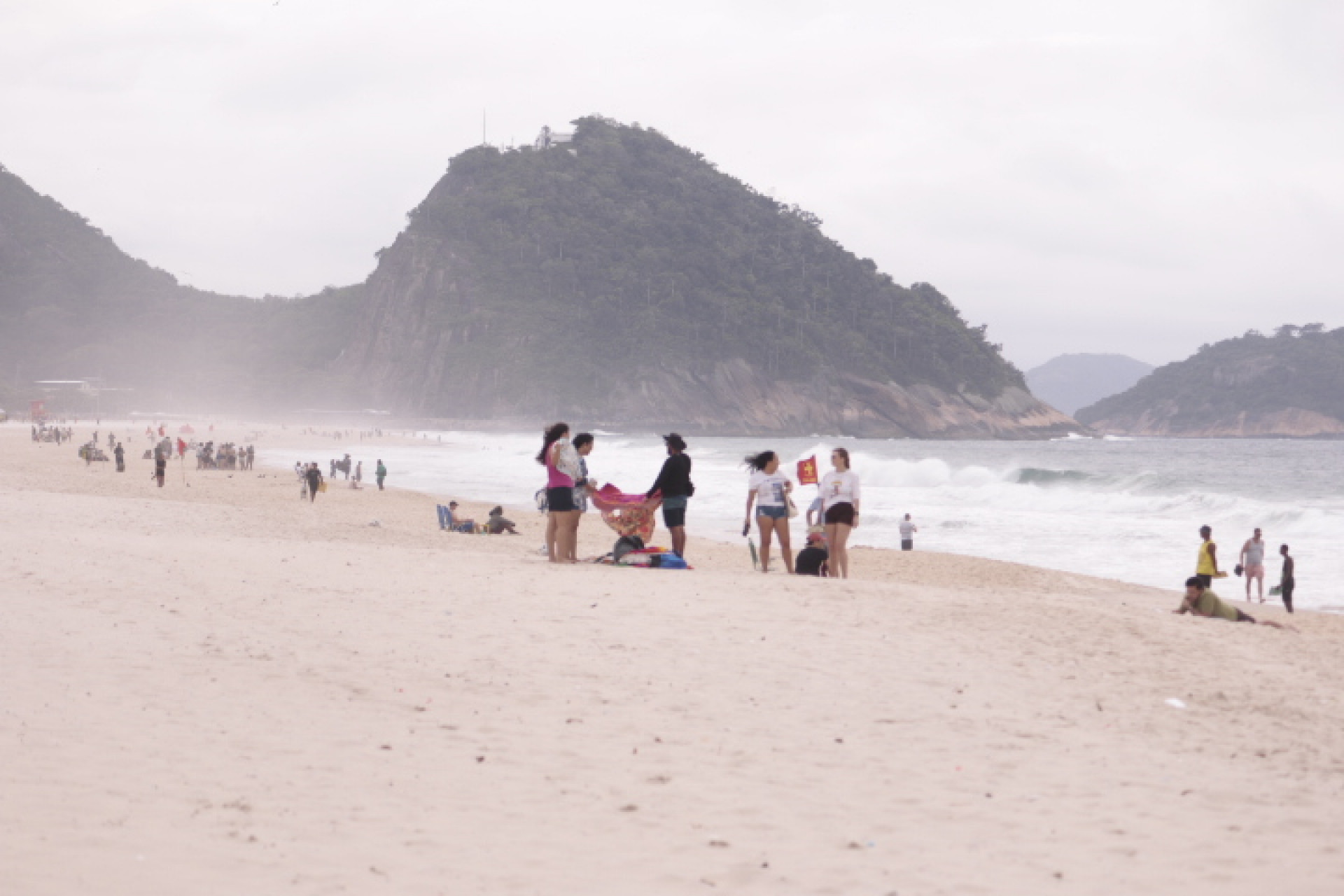Praia de Copacabana, próximo ao Posto 2, na manhã desta segunda-feira (5) - Carlos Elias Junior / Agência O Dia