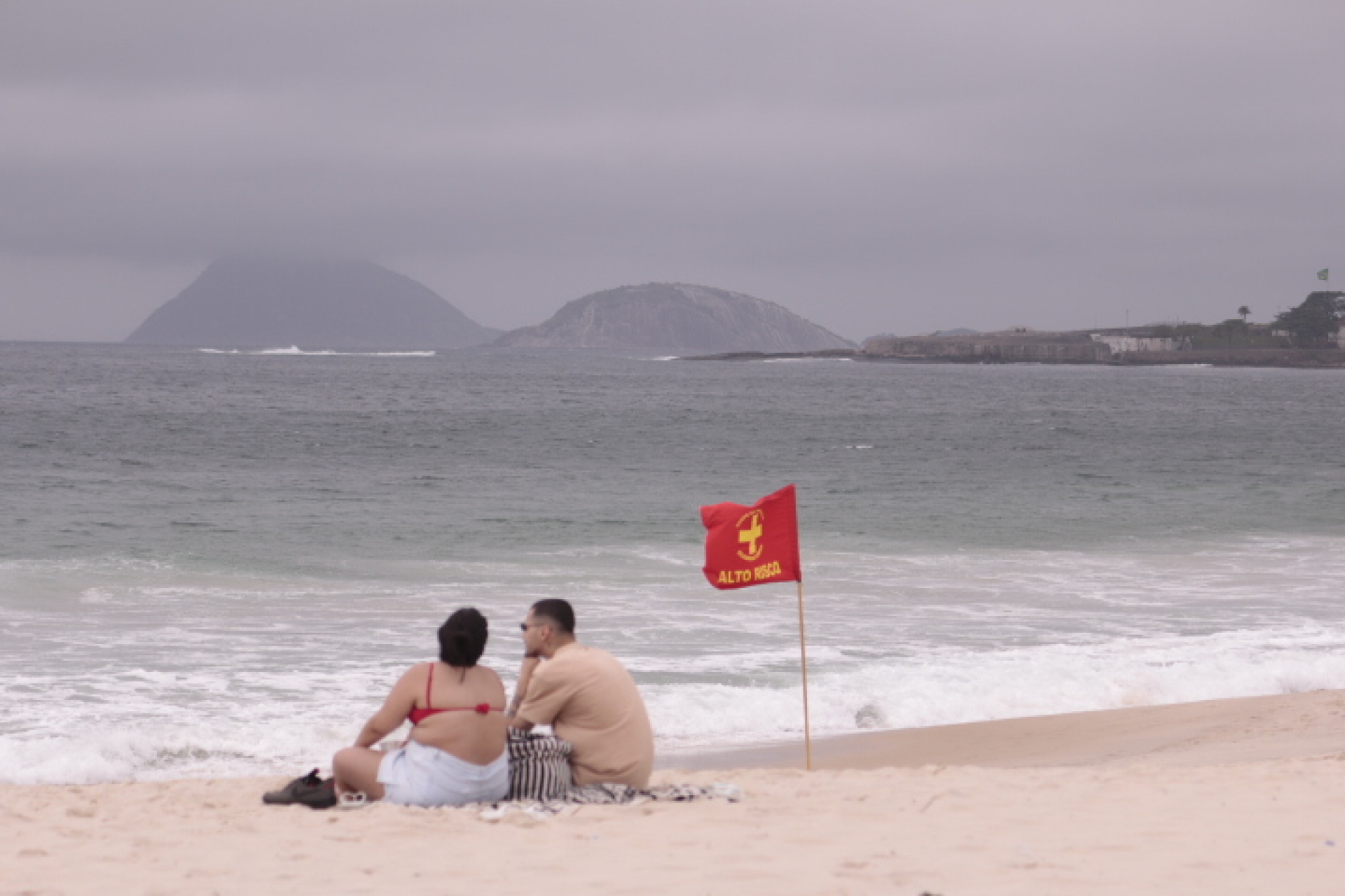 Praia de Copacabana, próximo ao Posto 2, na manhã desta segunda-feira (5) - Carlos Elias Junior / Agência O Dia