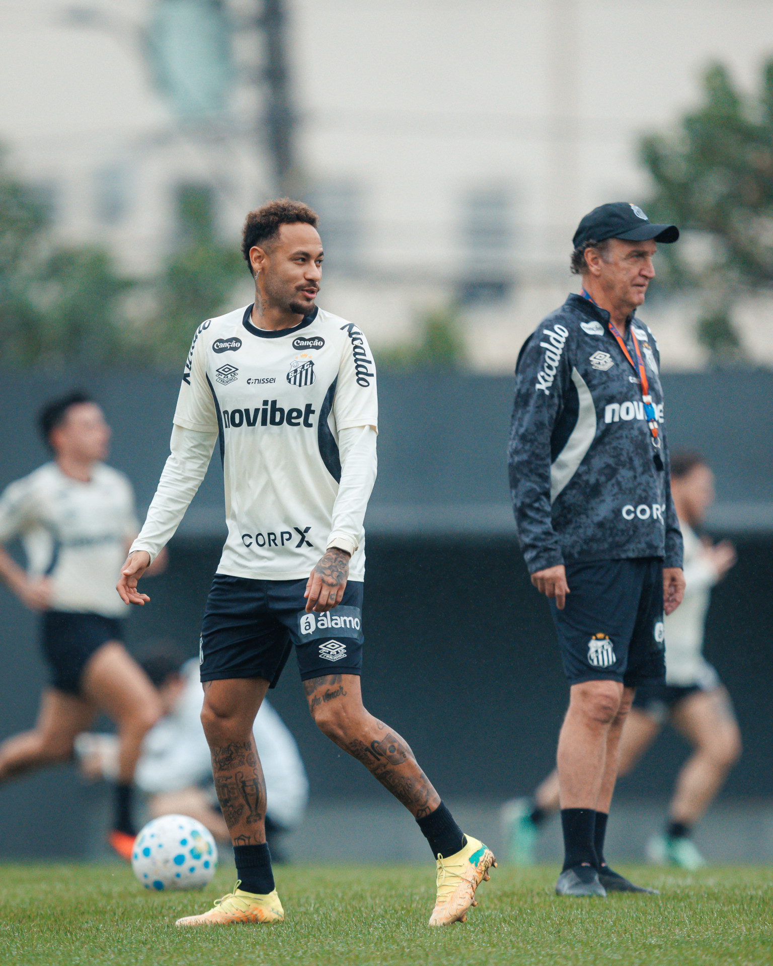 Neymar treina normalmente