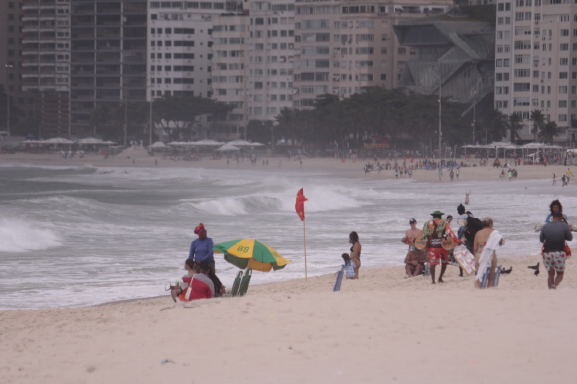 Praia de Copacabana, próximo ao Posto 2, na manhã desta segunda-feira (5) - Carlos Elias Junior / Agência O Dia