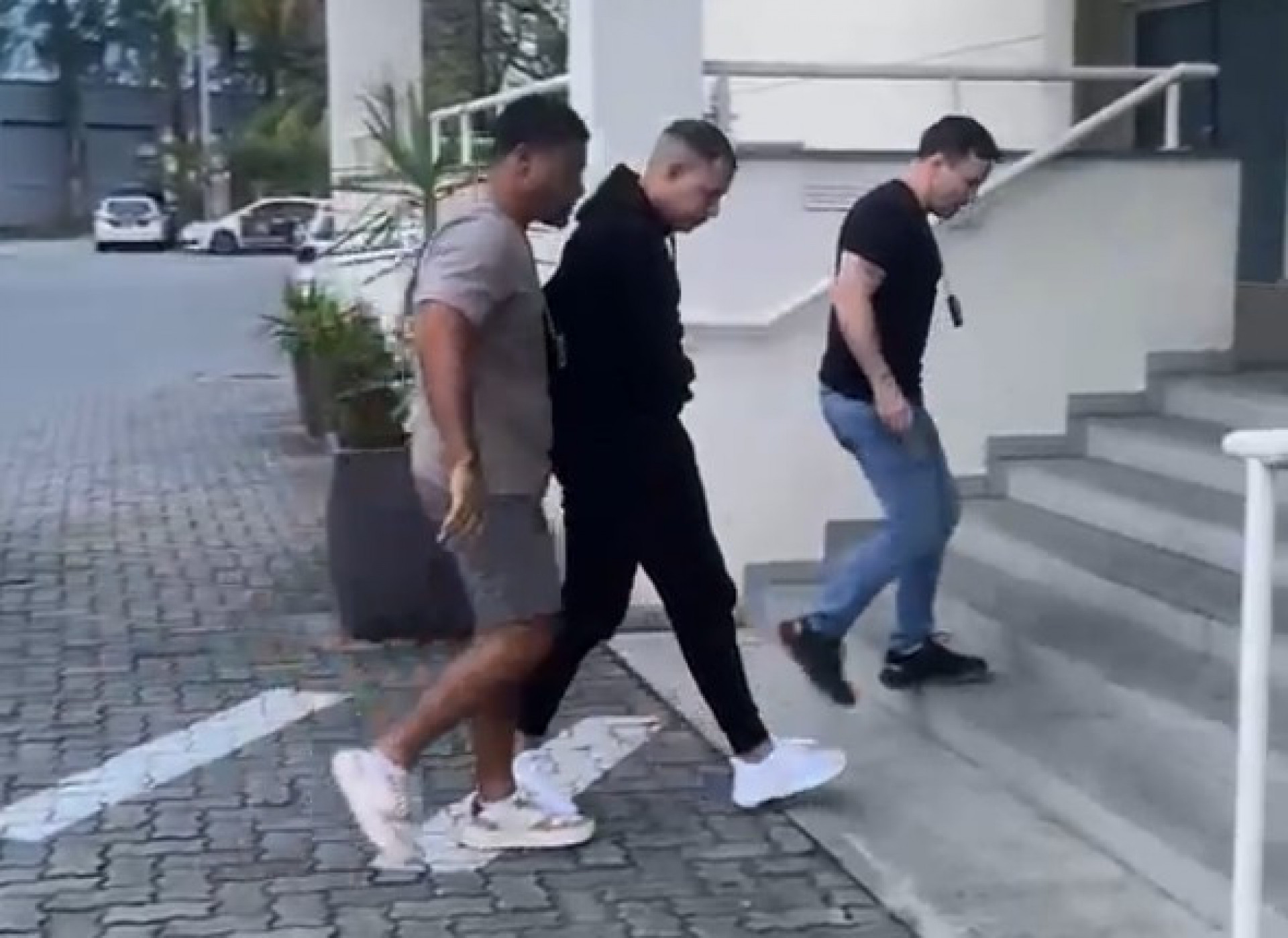 Encontrado em aeroporto, Jhon Araújo aparece em imagens portando armas - Reprodução