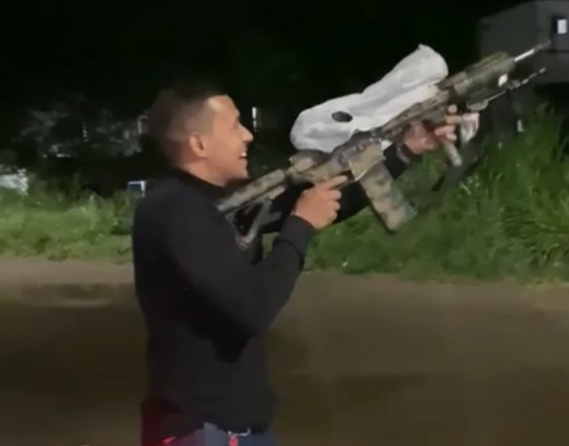 Encontrado em aeroporto, Jhon Araújo aparece em imagens portando armas - Reprodução