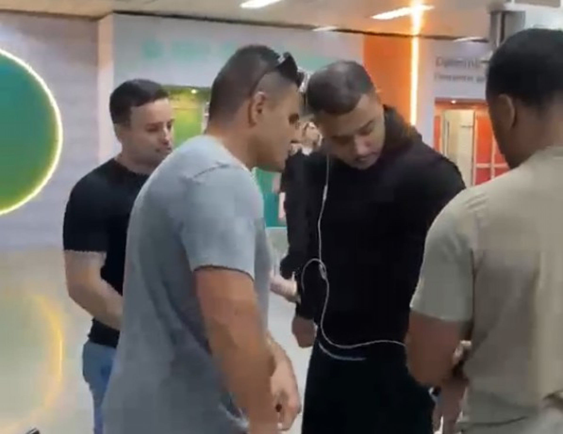 Encontrado em aeroporto, Jhon Araújo aparece em imagens portando armas - Reprodução
