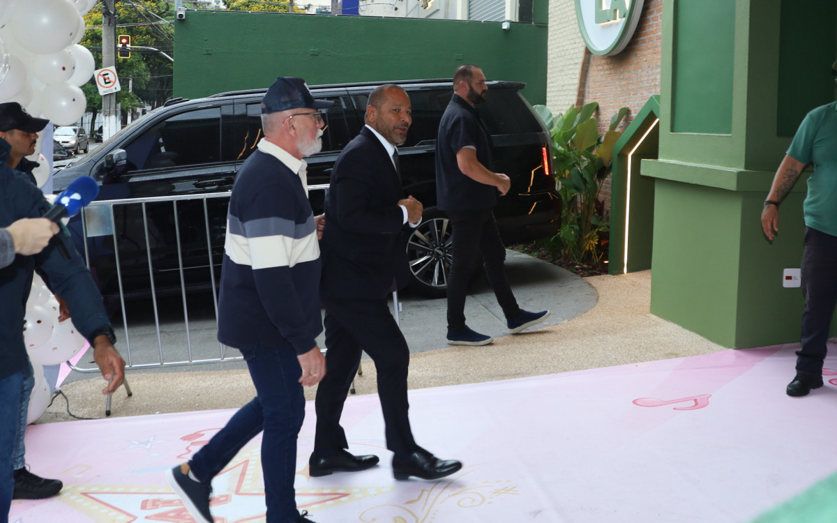 Neymar foi ao anivers&aacute;rio da neta, Mavie