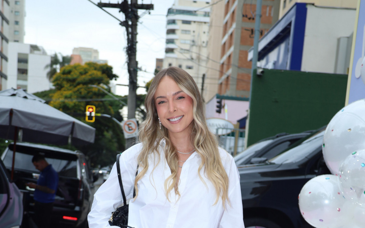 Tata Estaniecki posou para clique na entrada da festa da filha de Bruna Biancardi
