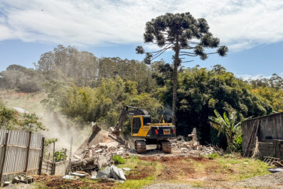 Inea demole casa construída em área de preservação em Nova Friburgo