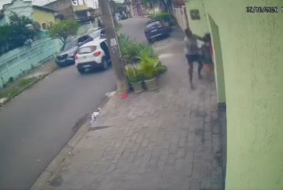 Vídeo: mulher tem cabeça jogada contra parede durante roubo de celular